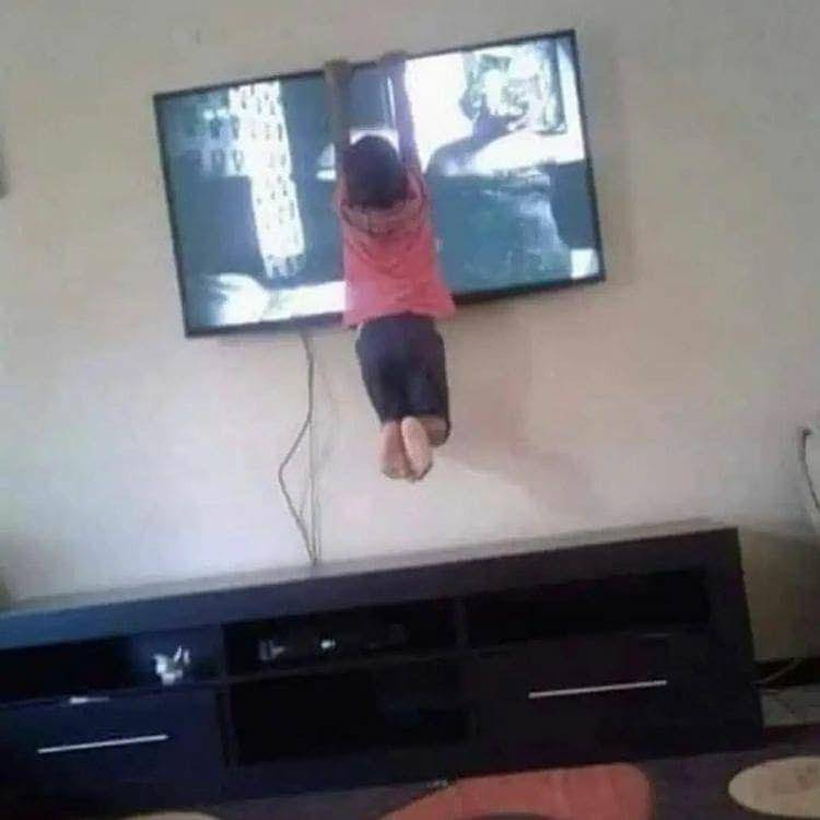 potret bocil ngerusakin TV (reddit.com/user/eldieguillon)