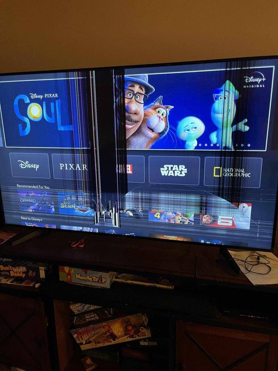 potret bocil ngerusakin TV (reddit.com/r/KidsAre*************)