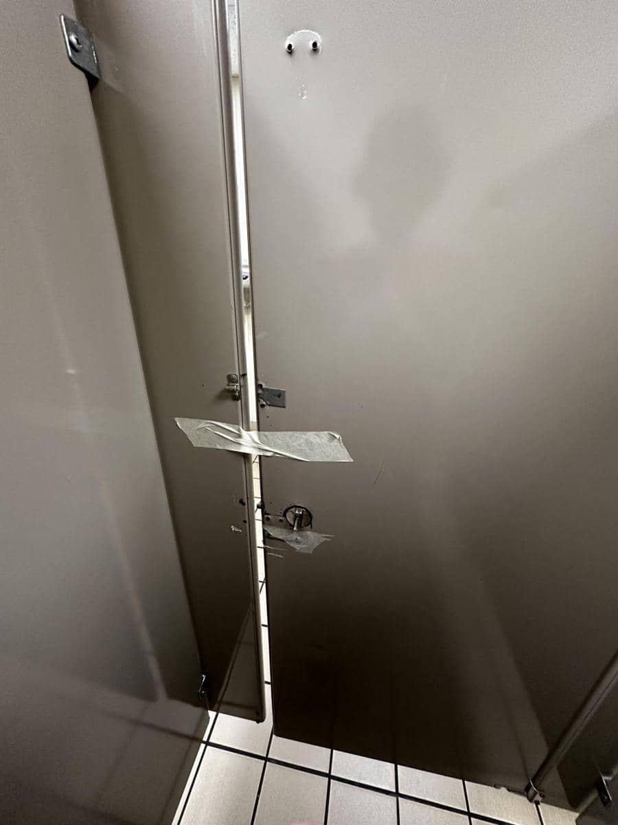 potret desain pintu yang bikin kesal (reddit.com/user/NoChillNoah5)