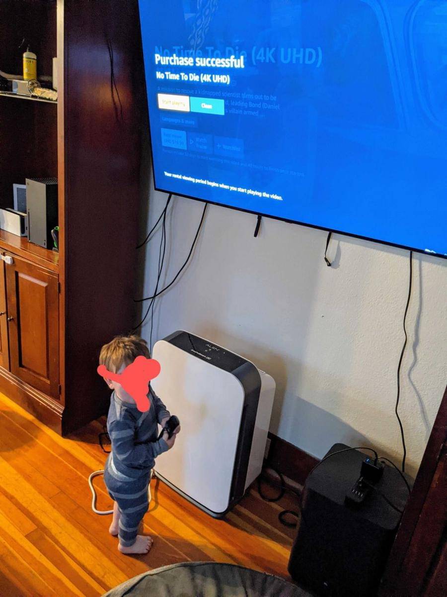 potret bocil ngerusakin TV (reddit.com/user/Francisthedad)