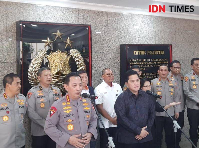 Kapolri Jendral Listyo Sigit dan Ketum PSSI Erick Thohir, di Mabes Polri, Senin (26/6/2023). (IDN Times/Tino).