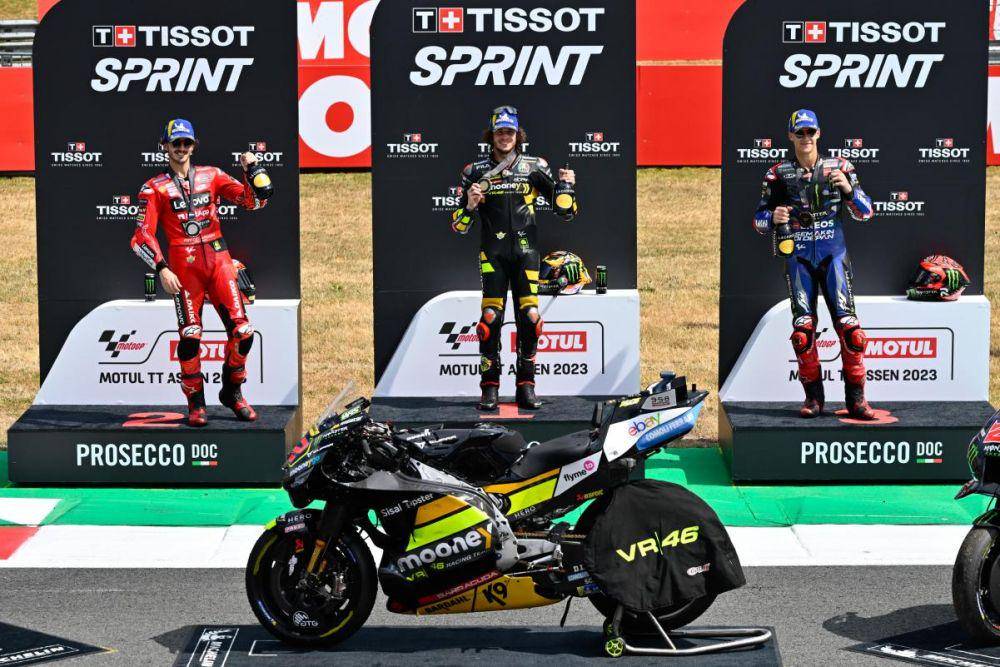 Francesco Bagnaia, Marco Bezzecchi, dan Fabio Quartararo berfoto setelah sprint race GP Belanda 2023. (motogp.com)