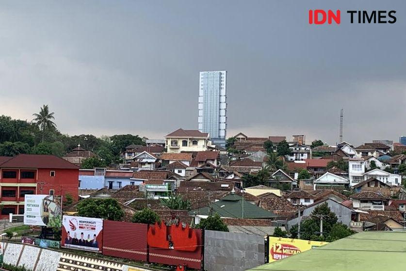 Ilustrasi gedung pencakar langit Grand Mercure. (IDN Times/Rohmah Mustaurida)