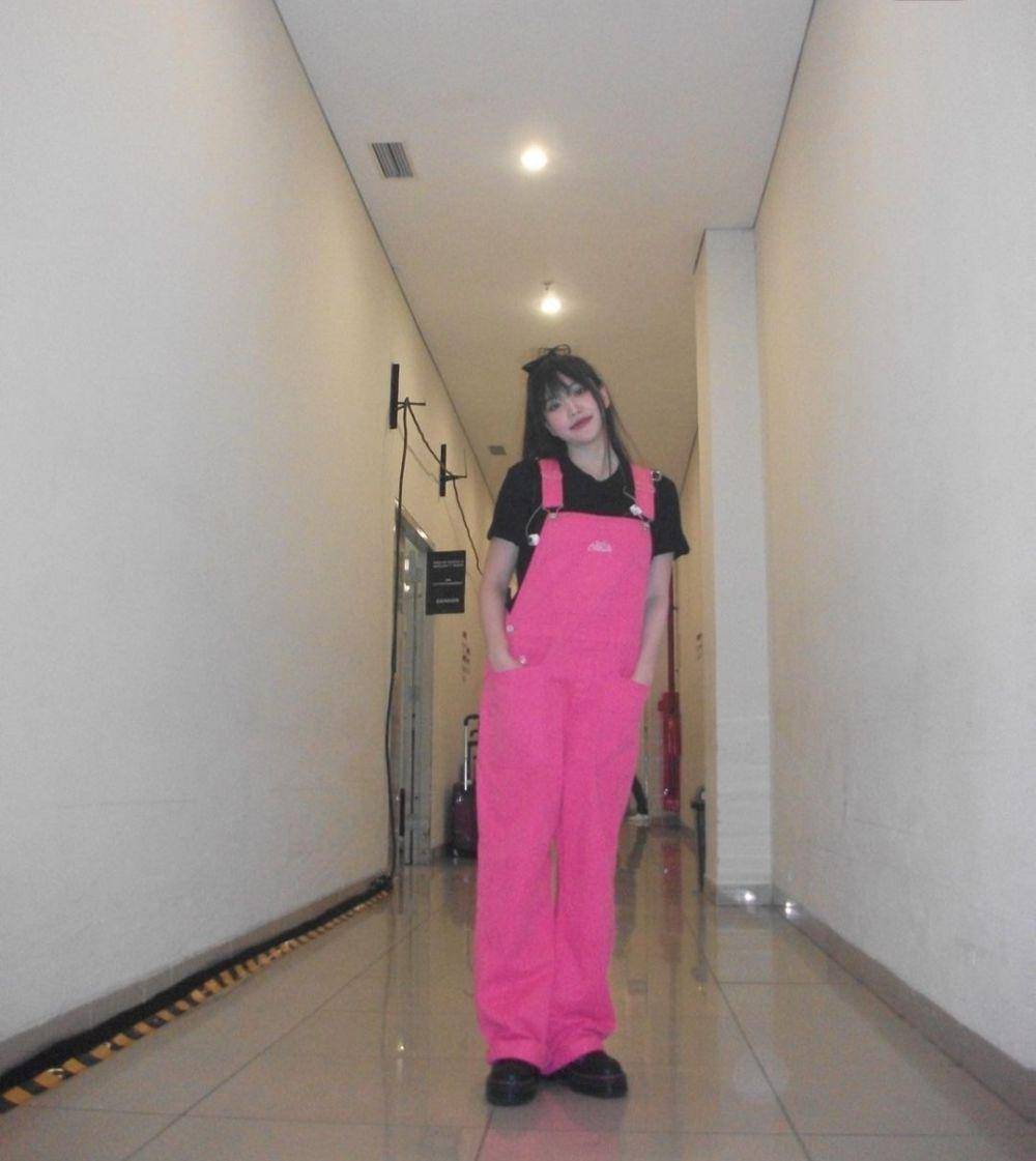 outfit pink ala Yeri Red Velvet (instagram.com/yerimiese)