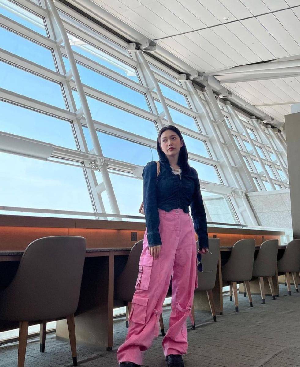 outfit pink ala Yeri Red Velvet (instagram.com/yerimiese)