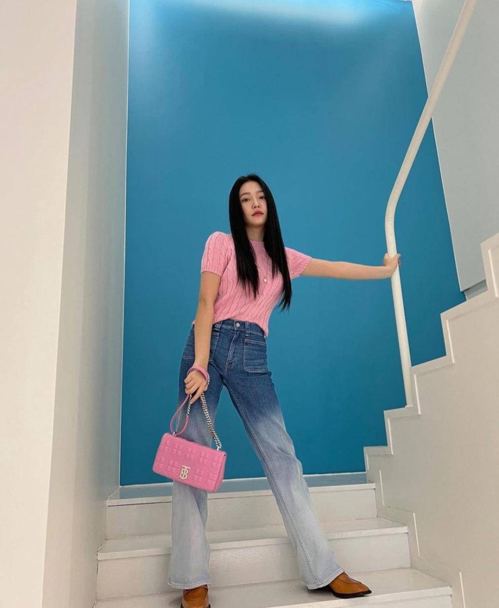 outfit pink ala Yeri Red Velvet (instagram.com/yerimiese)