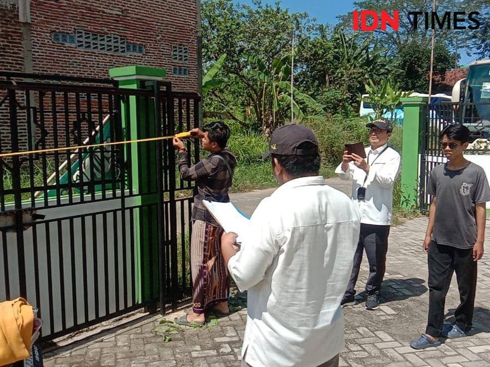 Kegiatan eksekusi sita aset terpidana Karomani berupa gedung Lampung Nahdiyin Center (LNC). (IDN Times/Tama Yudha Wiguna).