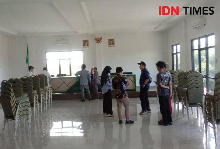 Kegiatan eksekusi sita aset terpidana Karomani berupa gedung Lampung Nahdiyin Center (LNC). (IDN Times/Tama Yudha Wiguna).