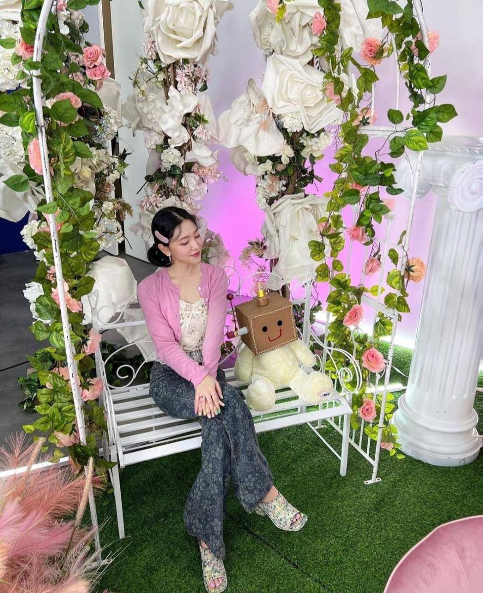 outfit pink ala Yeri Red Velvet (instagram.com/yerimiese)
