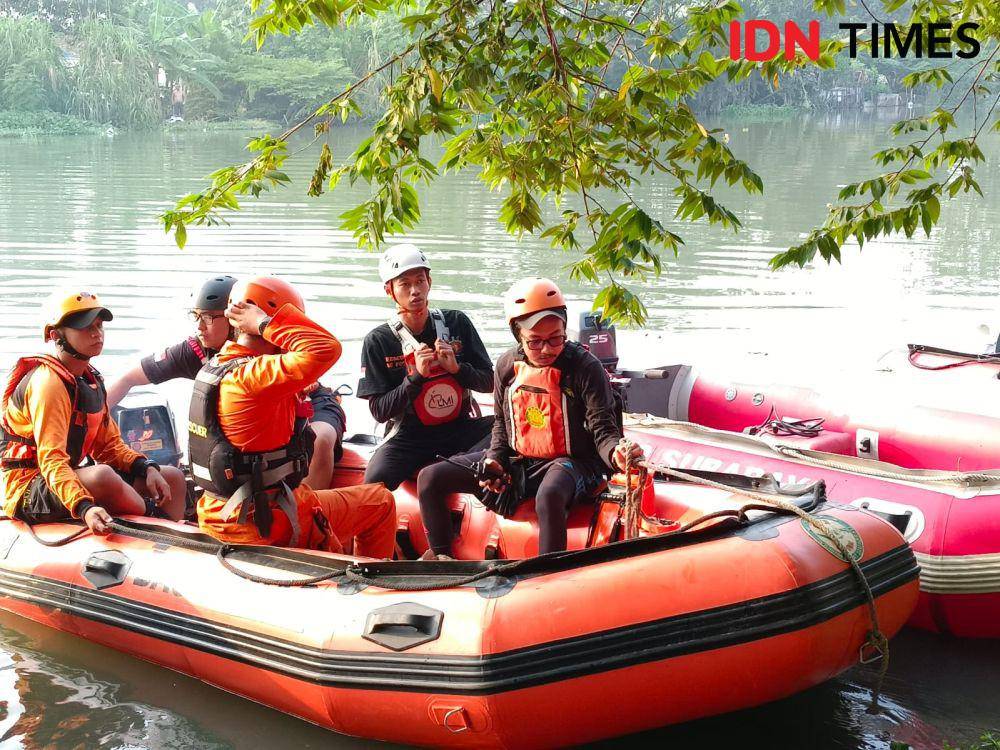 Petugas saat melakukan pencarian balita tenggelam di Sungai Rolag, Senin (26/6/2023). (IDN Times/Khusnul Hasana).