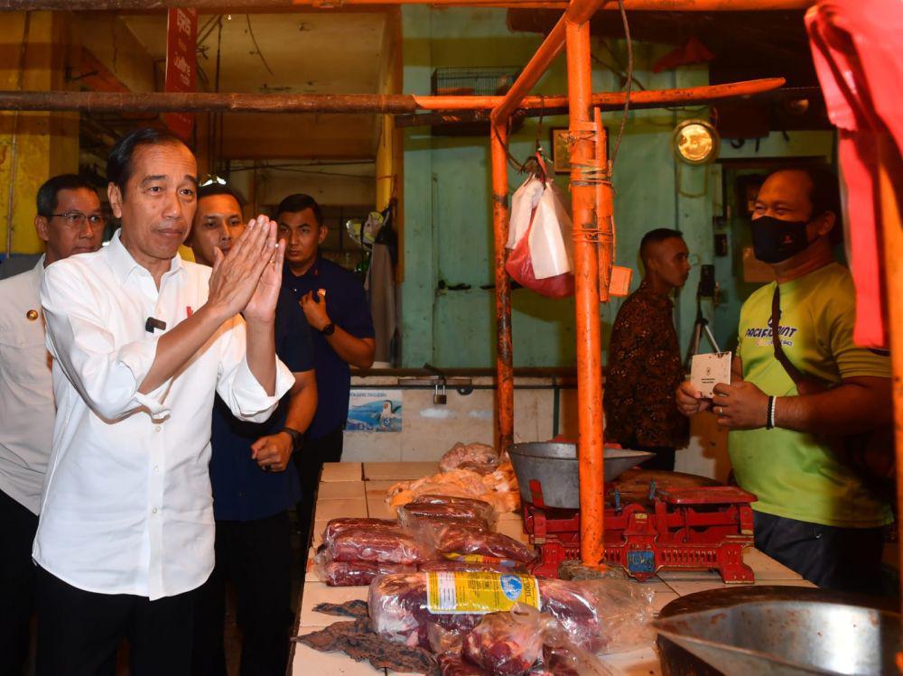 Tinjau Pasar Palmerah Jakbar, Jokowi Sebut Harga Daging Ayam Naik
