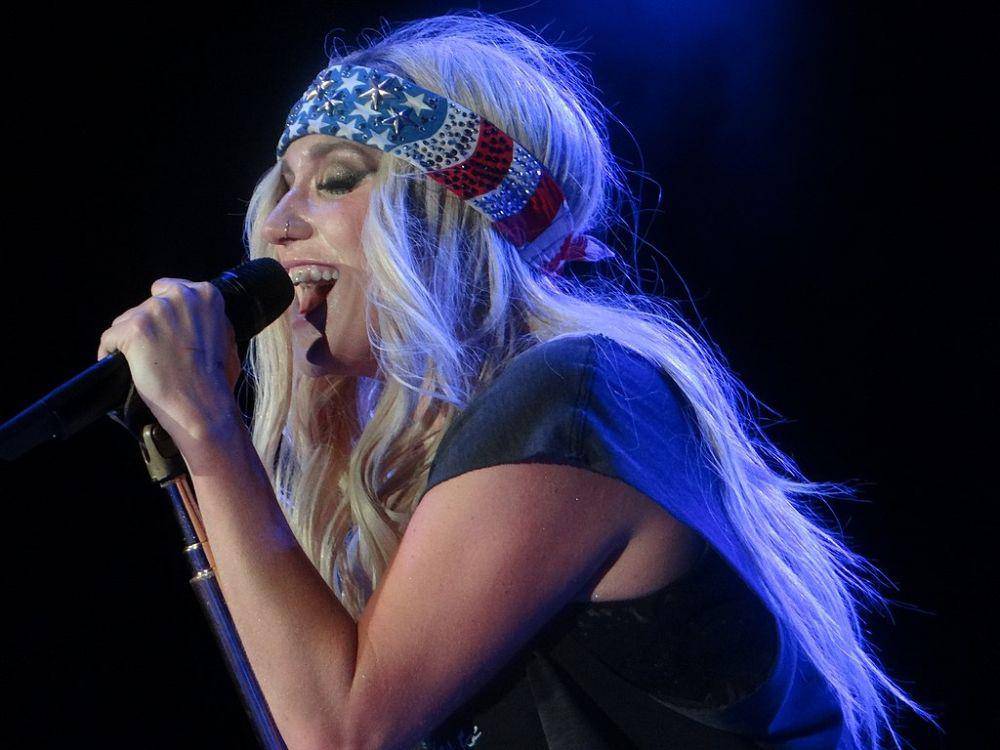 ilustrasi penyanyi Kesha tampil di Charlotte, North Carolina, Amerikat, 2013. (flickr.com/Kristopher Harris)
