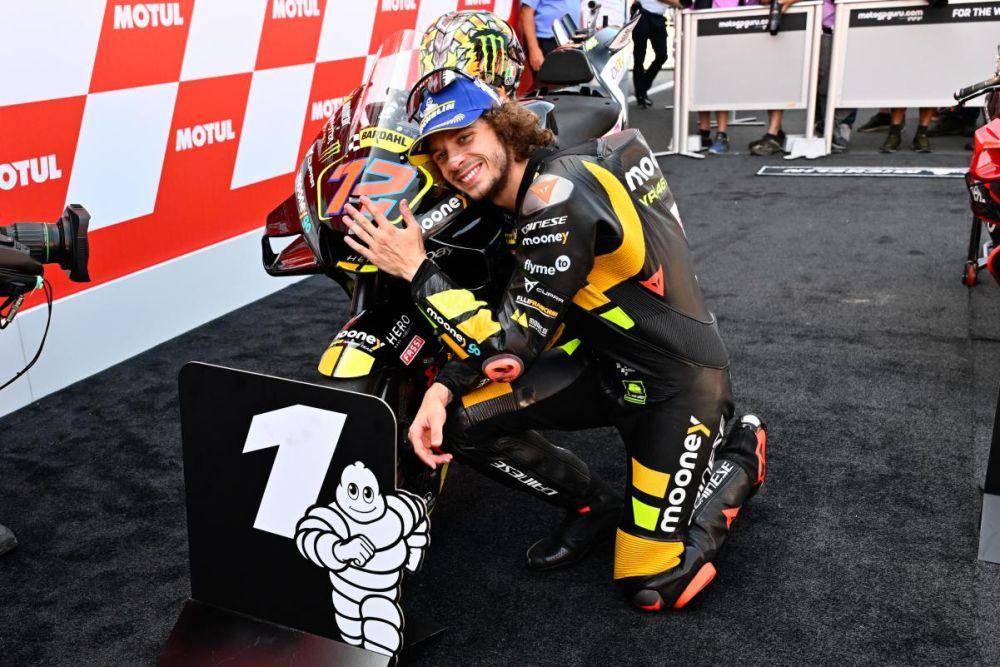 Marco Bezzecchi berfoto bersama Desmosedici GP22 usai meraih pole position di GP Belanda 2023. (motogp.com)