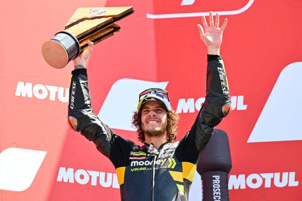 Marco Bezzecchi mengangkat trofi di podium GP Belanda 2023. (motogp.com)