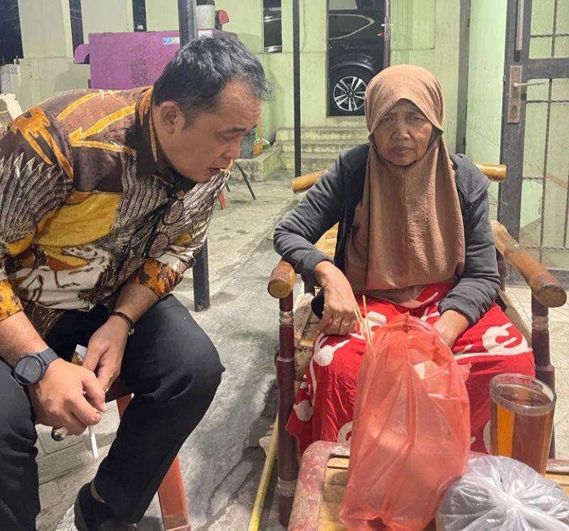 Miris! Seorang Ibu Diduga Ditelantarkan Anaknya di Pinggir Jalan