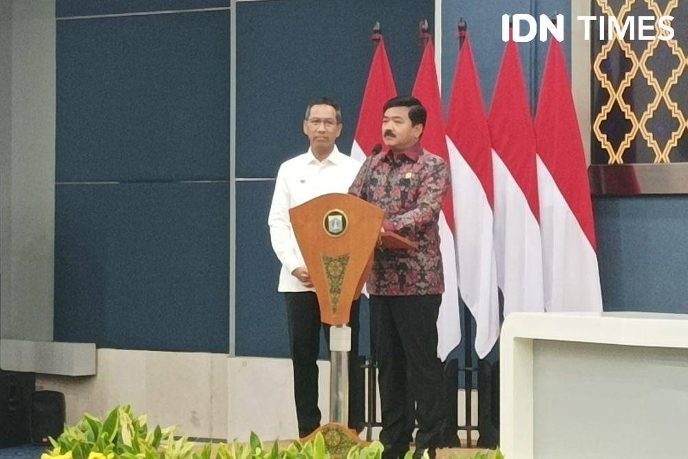 Menteri Agraria dan Tata Ruang/Badan Marsekal Hadi Tjahjanto, Marsekal Hadi Tjahjanto menyerahkan sertifikat tanah aset ke Penjabat (Pj) Gubernur DKI Jakarta, Heru Budi Hartono di Balai Kota, Senin (26/6/2023). (IDN Times/Dini Suciatiningrum)