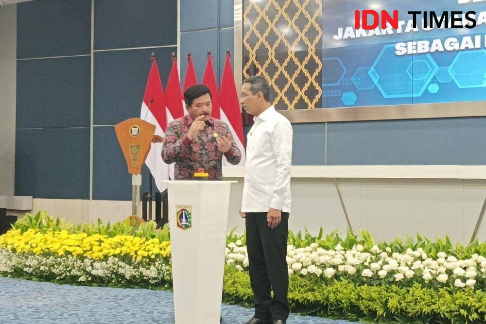 Menteri Agraria dan Tata Ruang/Badan Marsekal Hadi Tjahjanto, Marsekal Hadi Tjahjanto menyerahkan sertifikat tanah aset ke Penjabat (Pj) Gubernur DKI Jakarta, Heru Budi Hartono di Balai Kota, Senin (26/6/2023). (IDN Times/Dini Suciatiningrum)