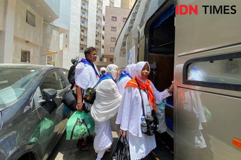 Jemaah haji mulai berangkat ke Arafah pada Senin (26/6/2023). (IDN Times/Sunariyah)