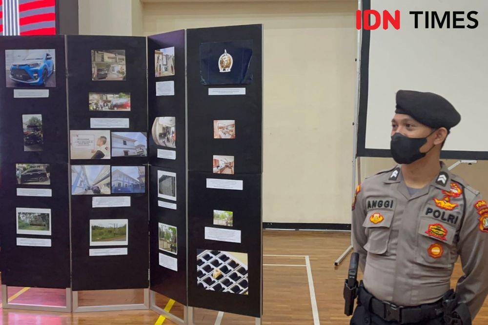 KPK pamerkan uang terkait Tindak Pidana Pencucian Uang Gubernur Papua nonaktif Lukas Enembe (IDN Times/Aryodamar)