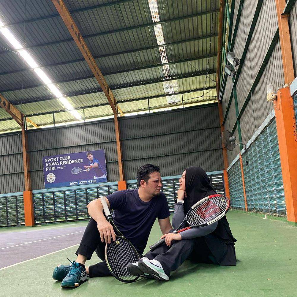 potret Tengku Firmansyah saat bermain tenis (instagram.com/cindyfatikasari18)