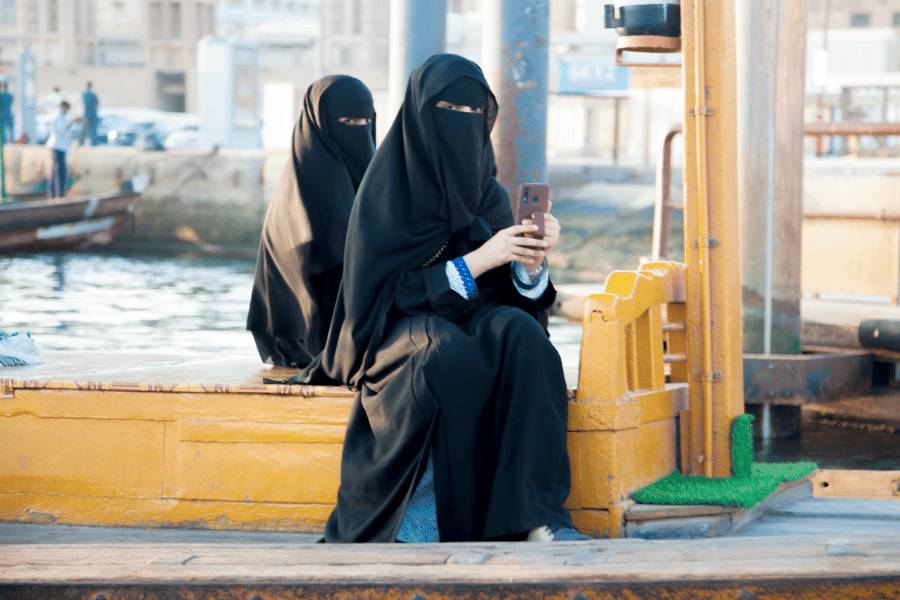 potret ilustrasi dua wanita bercadar (unsplash.com/Michael Wave)