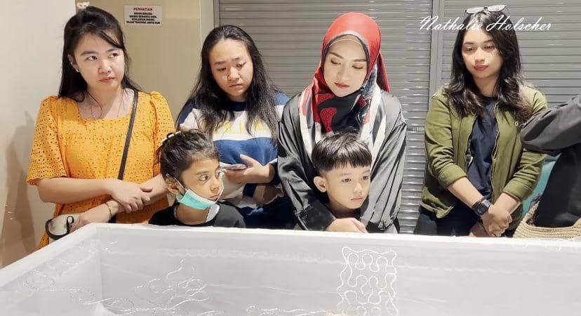 Ibu Tiri Meninggal Dunia, 8 Potret Nathalie Holscher ke Rumah Duka