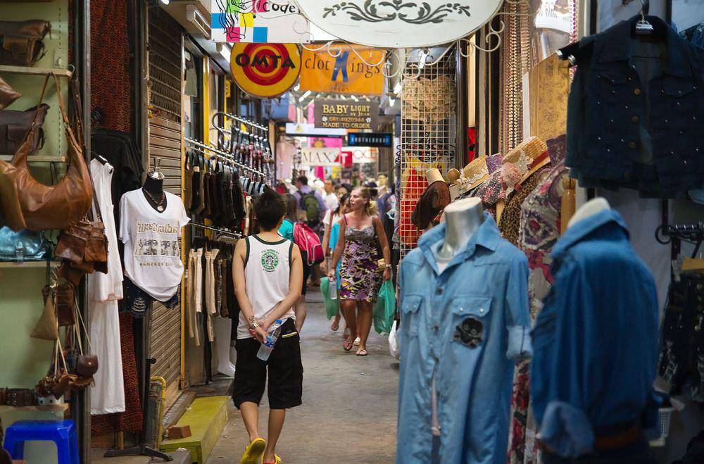 Chatuchak Weekend Market (commons.wikimedia.org/JJ Harrison)