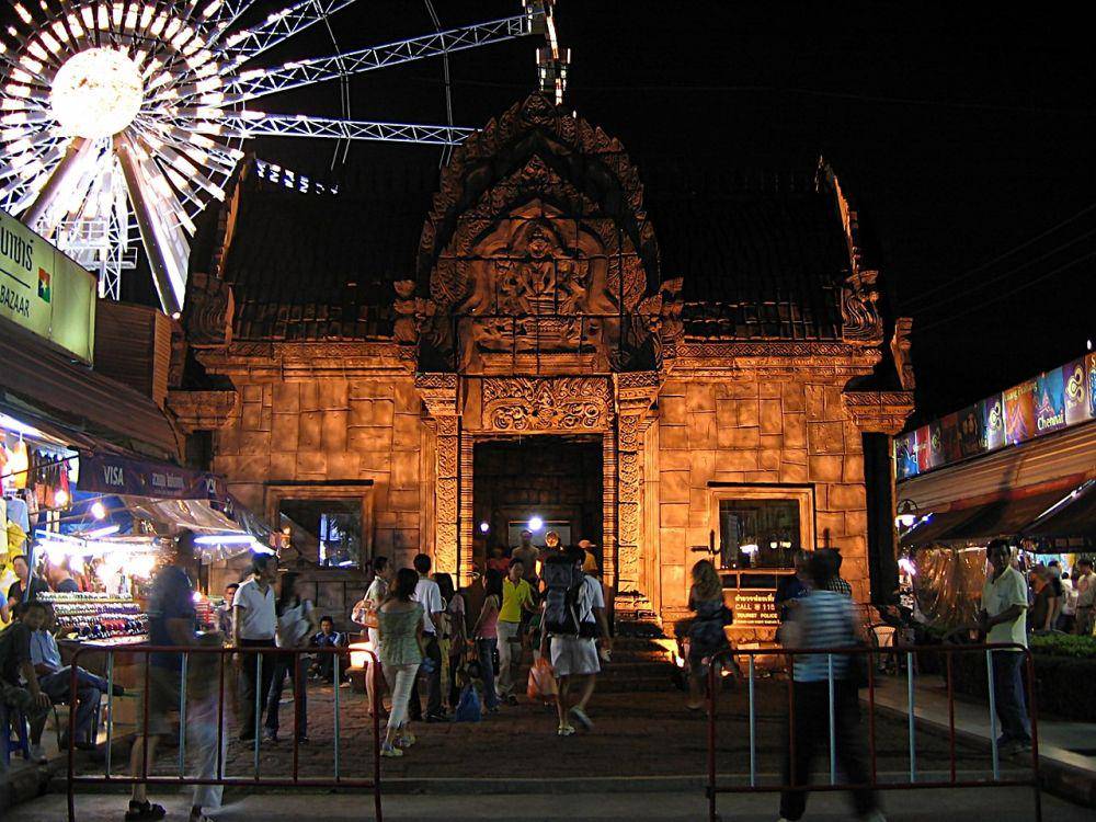 Suan Lum Night Bazaar (commons.wikimedia.org/Lerdsuwa)