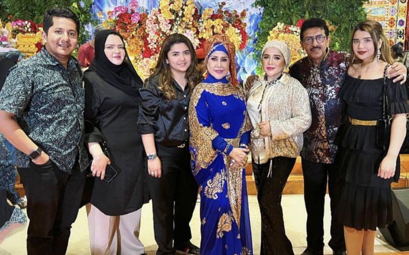 8 Potret Ulang Tahun Ke-72 Elvy Sukaesih, Dihadiri Para Artis Senior