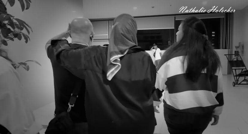 potret Nathalie Holscher sambangi rumah duka ibu tirinya yang meninggal dunia (youtube.com/NATHALIE HOLSCHER)