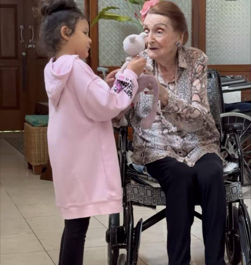 potret nenek Sharena Rizky (Instagram.com/mrssharena)