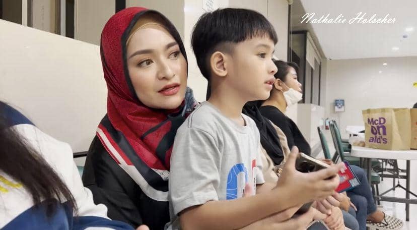 potret Nathalie Holscher sambangi rumah duka ibu tirinya yang meninggal dunia (youtube.com/NATHALIE HOLSCHER)