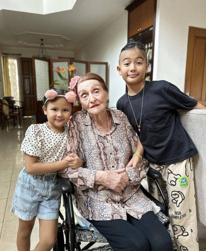 potret nenek Sharena Rizky (Instagram.com/mrssharena)