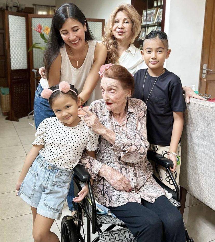 potret nenek Sharena Rizky (Instagram.com/mrssharena)