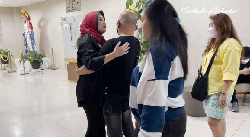 potret Nathalie Holscher sambangi rumah duka ibu tirinya yang meninggal dunia (youtube.com/NATHALIE HOLSCHER)