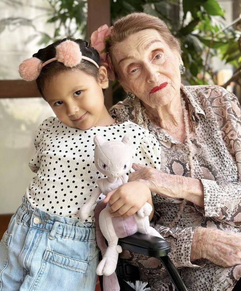 potret nenek Sharena Rizky (Instagram.com/mrssharena)