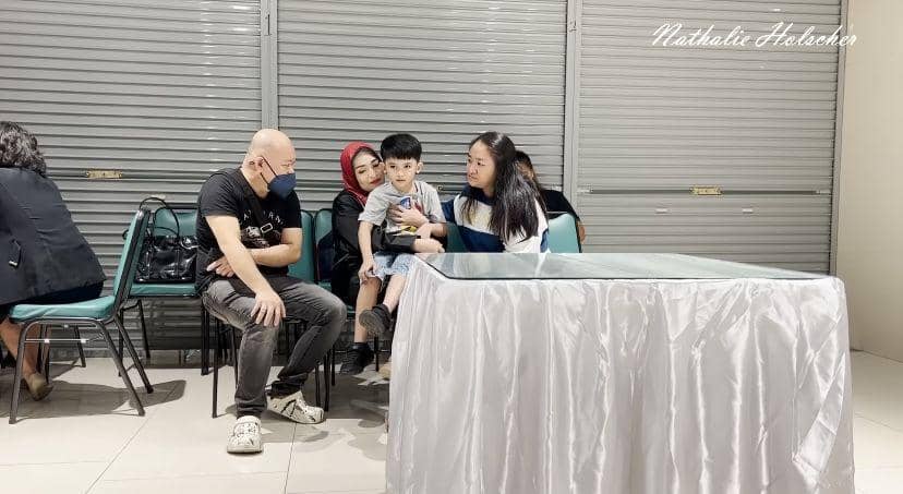 potret Nathalie Holscher sambangi rumah duka ibu tirinya yang meninggal dunia (youtube.com/NATHALIE HOLSCHER)