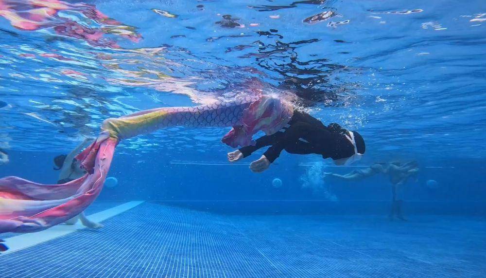 potret Aryani Fitriana berenang pakai kostum mermaid (instagram.com/aryanifitriana24)