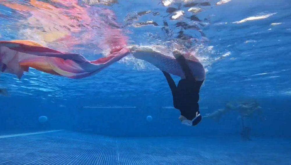 potret Aryani Fitriana berenang pakai kostum mermaid (instagram.com/aryanifitriana24)