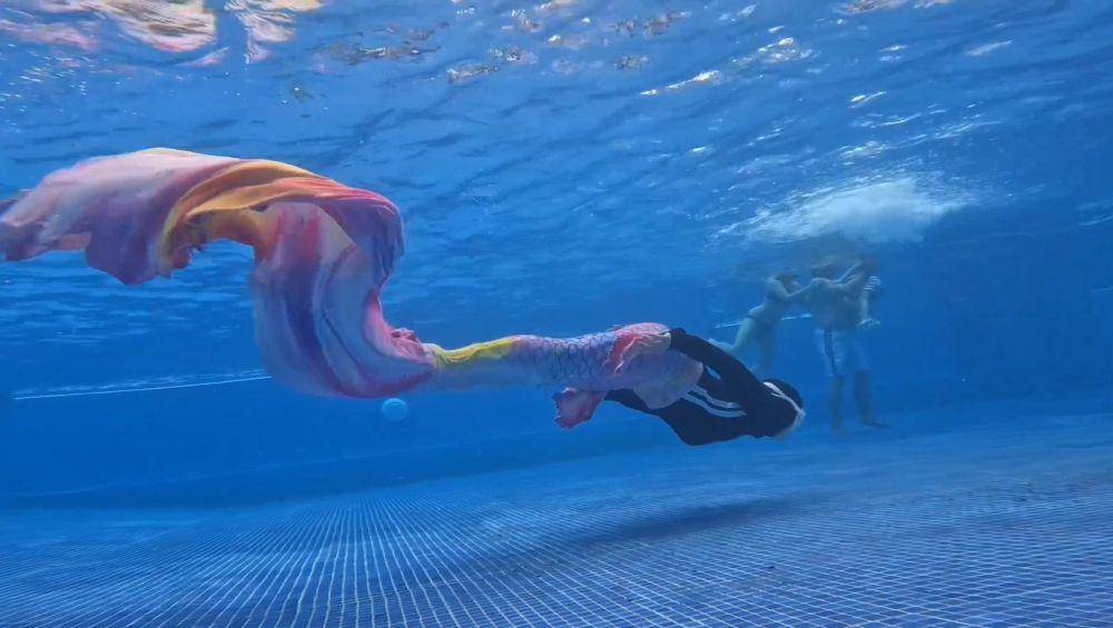 potret Aryani Fitriana berenang pakai kostum mermaid (instagram.com/aryanifitriana24)