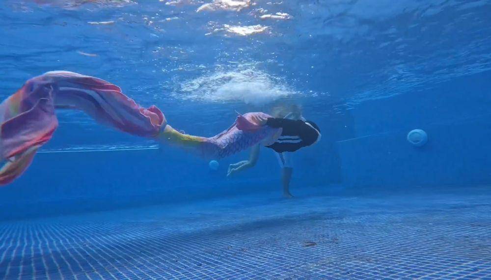 potret Aryani Fitriana berenang pakai kostum mermaid (instagram.com/aryanifitriana24)