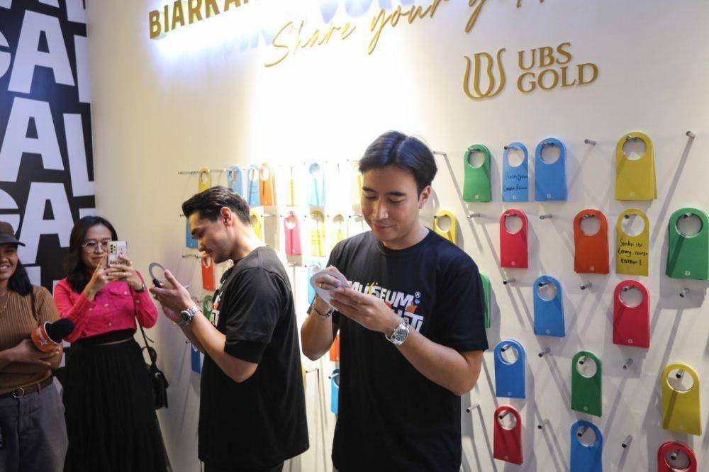 Afgan dan Vidi Aldiano di instalasi seni UBS Gold (Dok.UBS Gold)