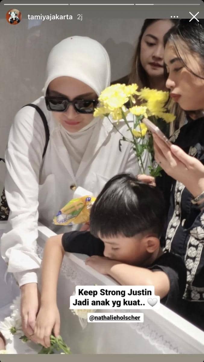 potret Nathalie Holscher sambangi rumah duka ibu tirinya yang meninggal dunia (Instagram.com/tamiyajakarta)