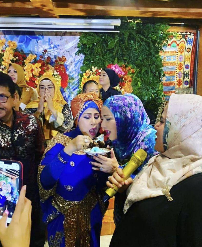 potret ultah ke-72 Elvy Sukaesih (Instagram.com/cameliamalikreal)