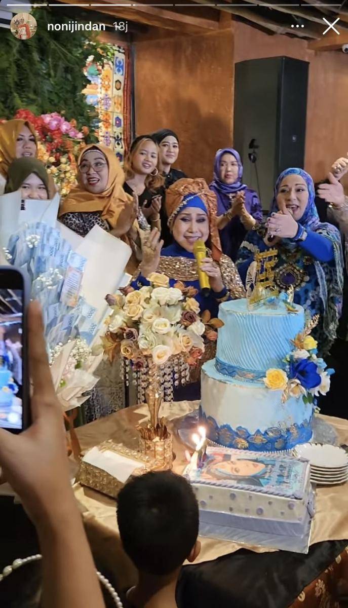 potret ultah ke-72 Elvy Sukaesih (Instagram.com/nonijindan)
