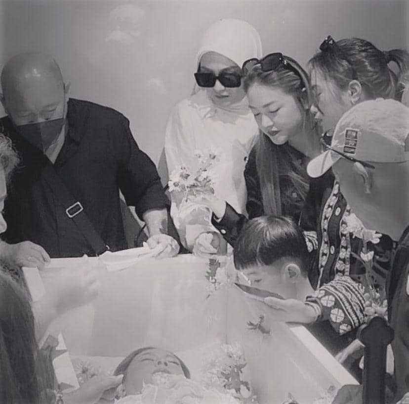 potret Nathalie Holscher sambangi rumah duka ibu tirinya yang meninggal dunia (Instagram.com/nathalieholscher)