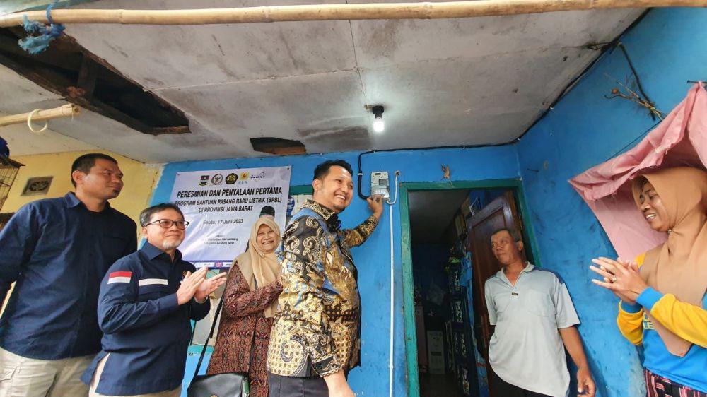 PLN Sambung Listrik Gratis ke 2.129 Keluarga di Bandung Barat