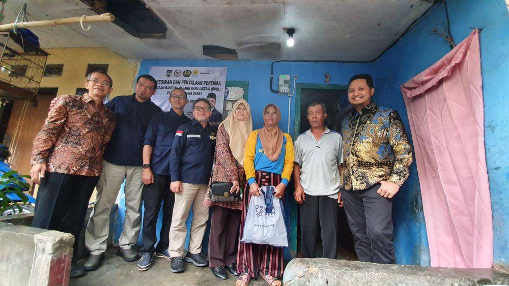 Kiri ke kanan : Hendra Slamet Rijadi (VP Pengelolaan Aset Distribusi Jawa Madura Bali), Ahmad Fauzan (Kepala Dinas Perhubungan Kabupaten Bandung Barat), Zainal Ariefin (Kepala Bidang Ketenagalistrikan ESDM Provinsi Jawa Barat), Wanhar (Direktur Program Pembinaan Ketenagalistrikan Kementerian ESDM), Susiana Mutia (General Manager PLN UID Jabar), Juariah, Rodia (penerima bantuan BPBL), dan Rian Firmansyah (Anggota Komisi VII DPR RI) sesaat setelah simbolis penyalaan listrik bantuan program BPBL da