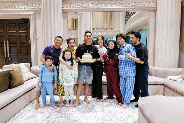 8 Potret Kejutan Ulang Tahun Ke-23 Azriel Hermansyah