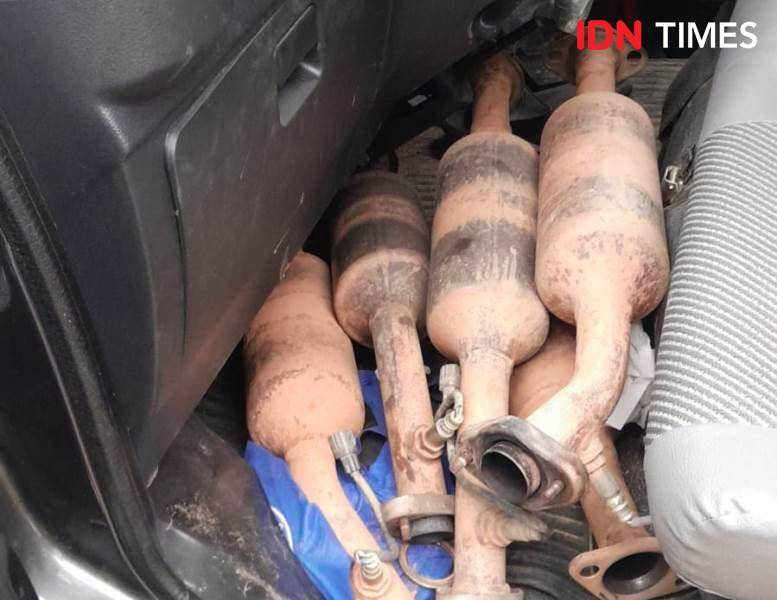 Barang bukti hasil pencurian tersangka RH berupa katalis knalpot mobil Grand Max. Sumber foto Humas Polres PPU (IDN Times/Ervan)